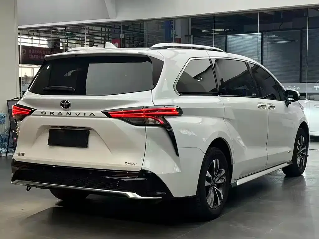 Toyota Granvia — фото 6