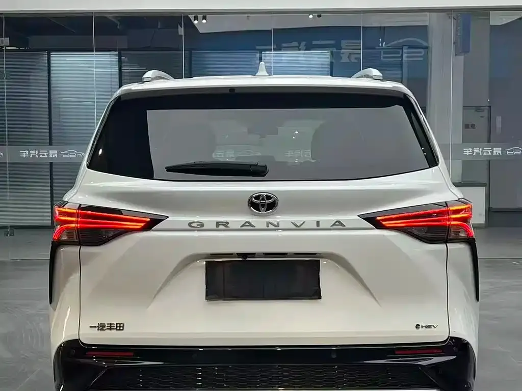 Toyota Granvia — фото 7