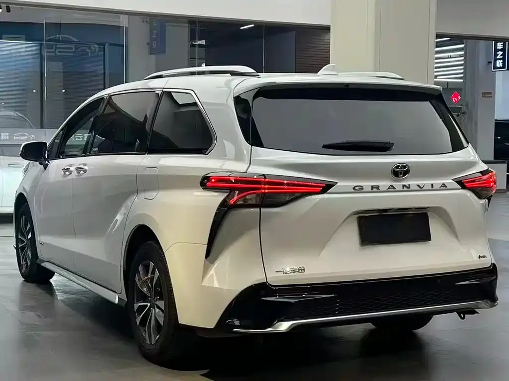 Toyota Granvia — фото 4