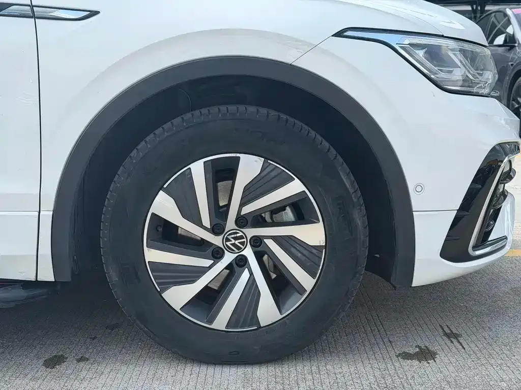 Volkswagen Tiguan L New Energy — фото 4