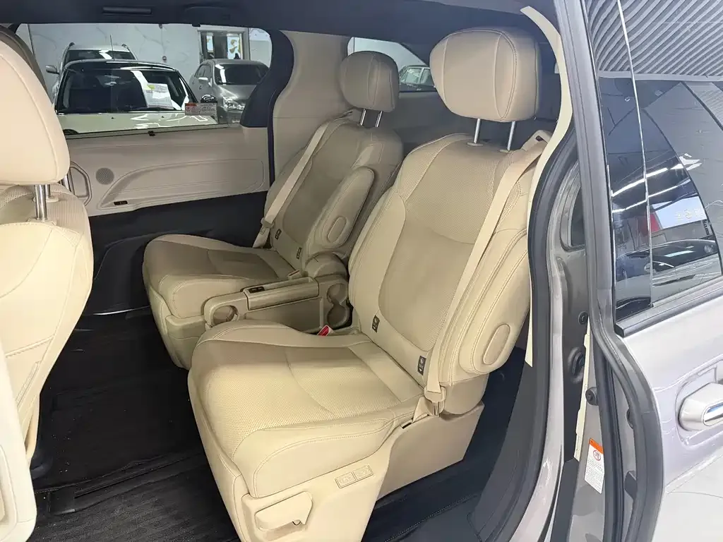 Toyota Granvia — фото 5