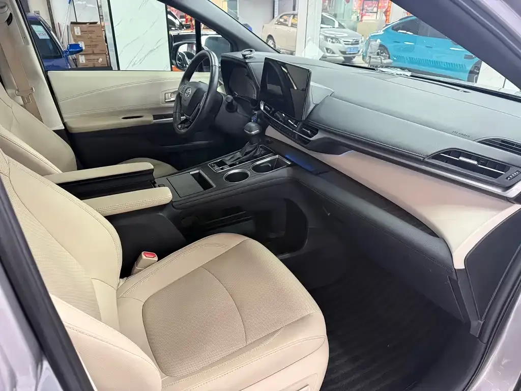 Toyota Granvia — фото 9