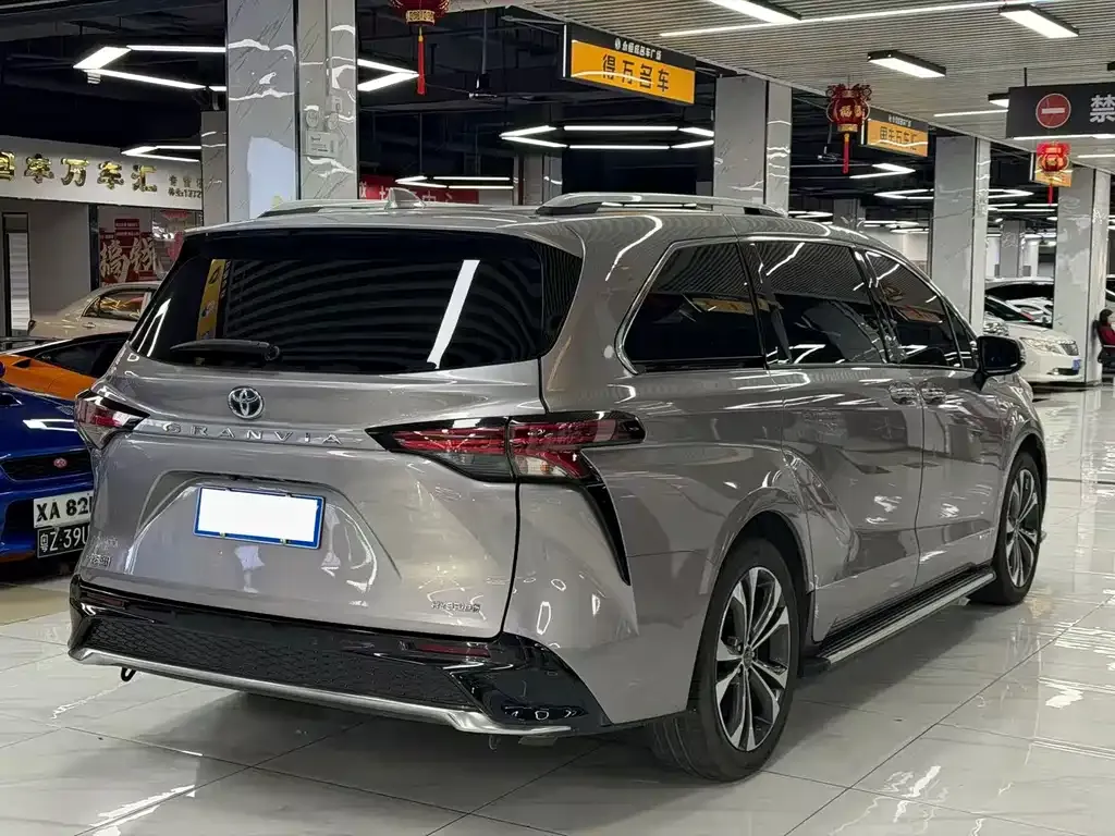 Toyota Granvia — фото 7