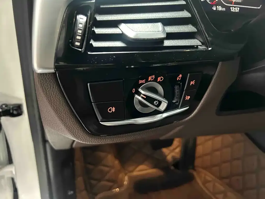 BMW 5 Series 2021 из CN, фото 9