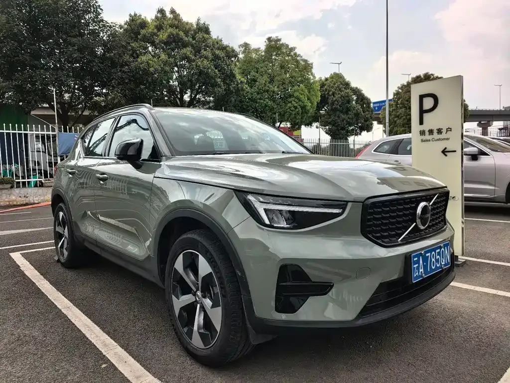 Volvo XC40 — фото 1