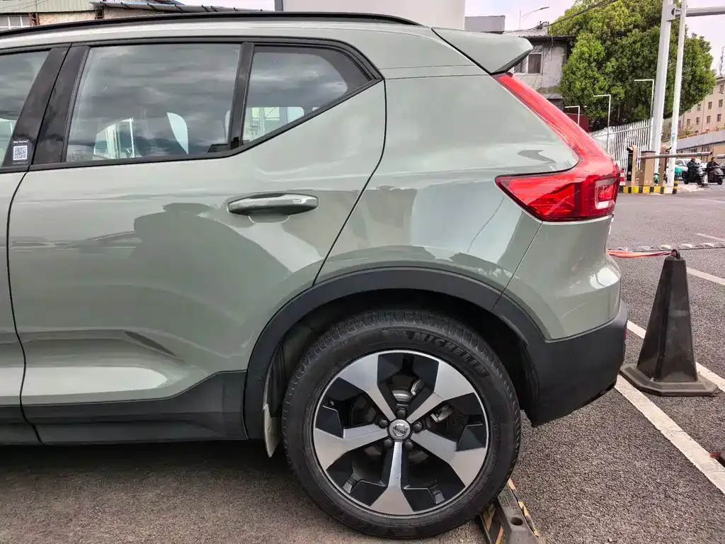 Volvo XC40 — фото 10