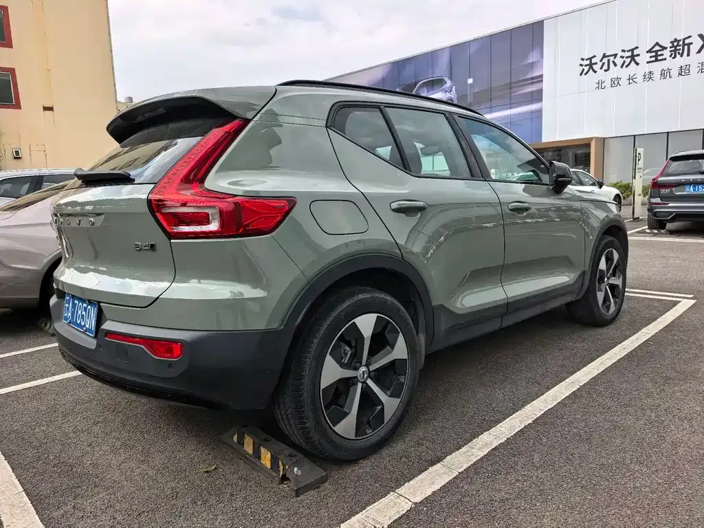 Volvo XC40 — фото 9