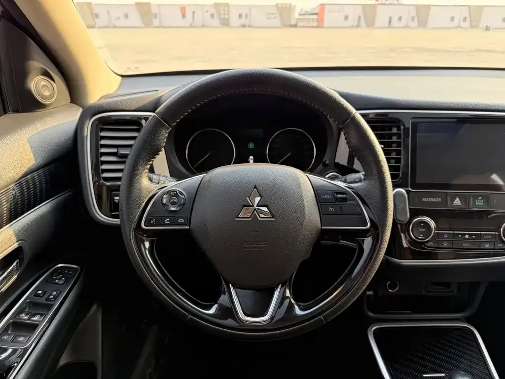 Mitsubishi Outlander — фото 9