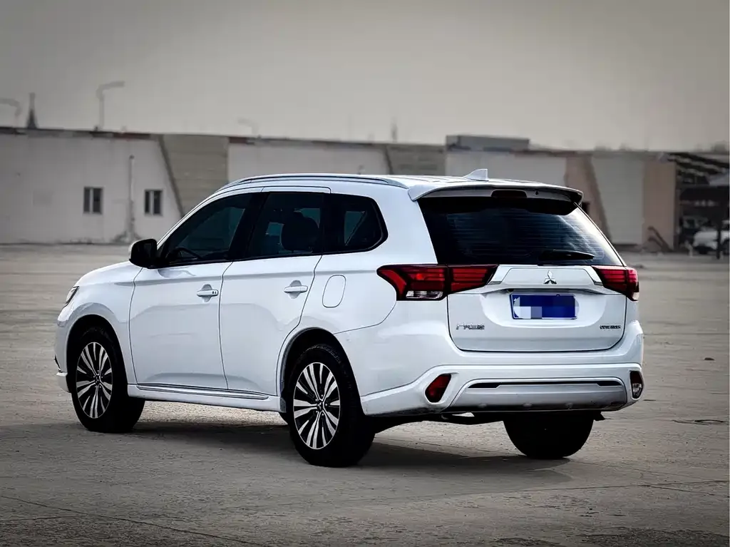 Mitsubishi Outlander — фото 7