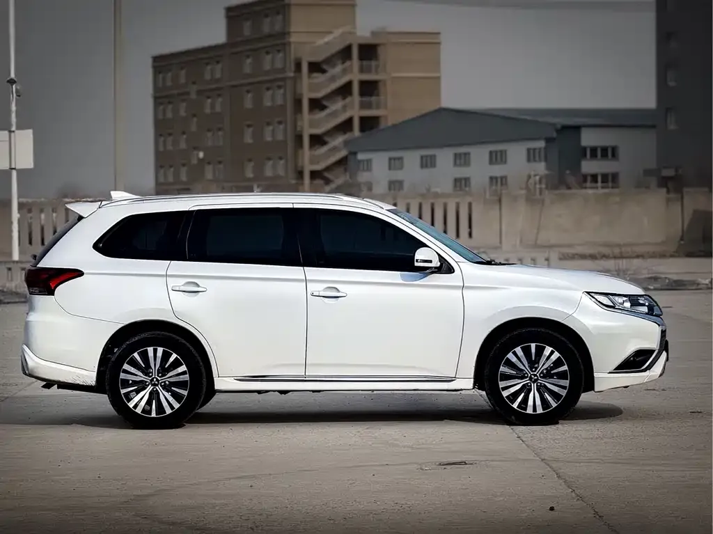 Mitsubishi Outlander — фото 4