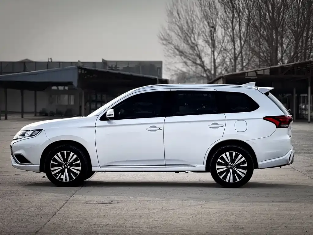 Mitsubishi Outlander — фото 10