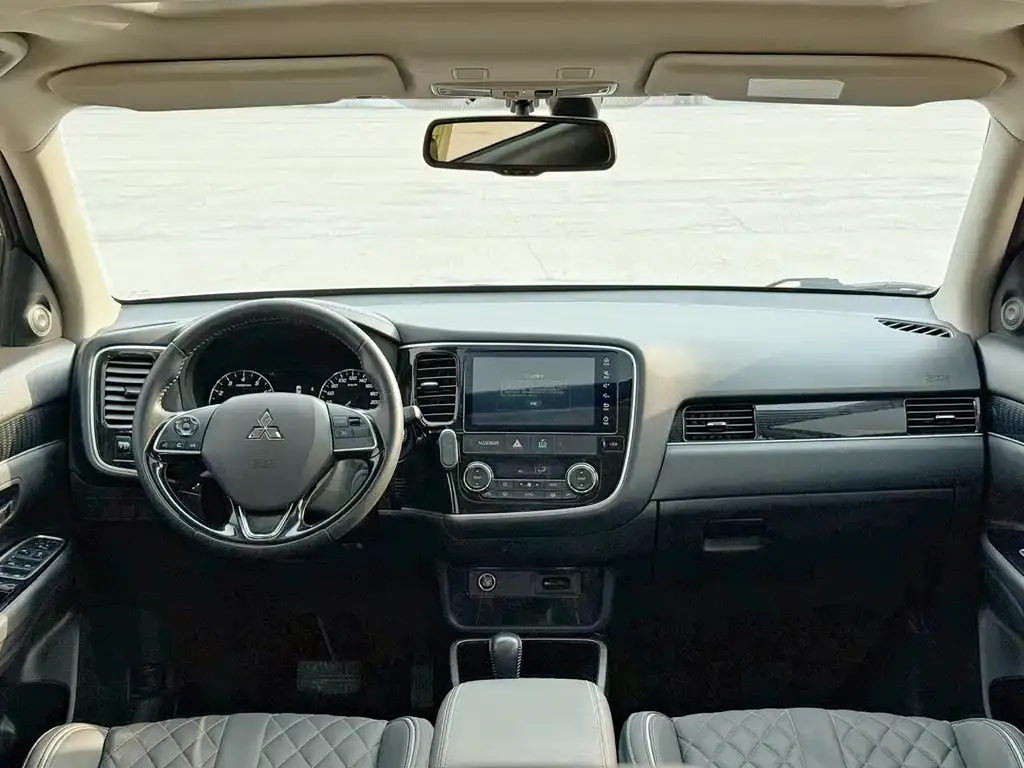 Mitsubishi Outlander — фото 3