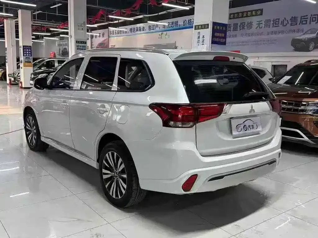 Mitsubishi Outlander — фото 7