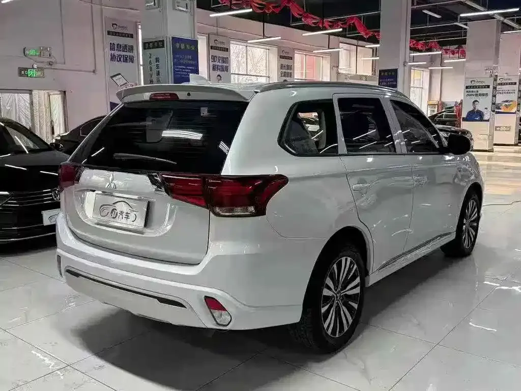 Mitsubishi Outlander — фото 9