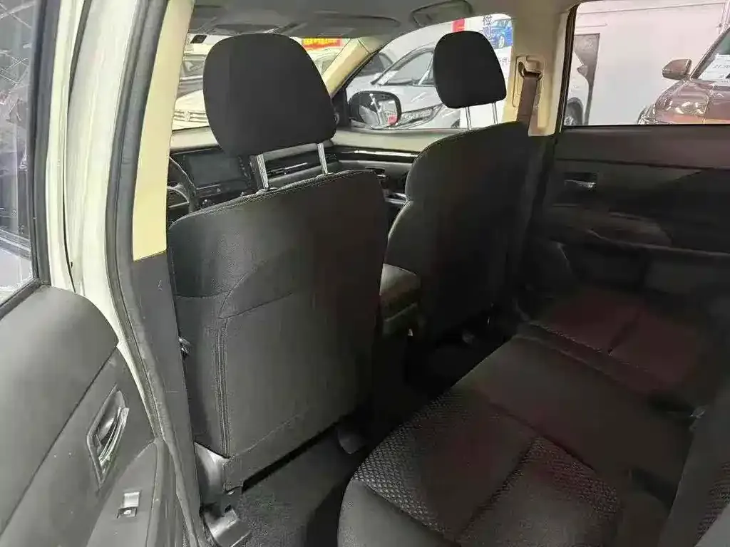 Mitsubishi Outlander — фото 2