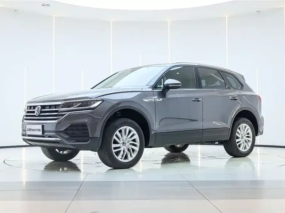 Volkswagen Touareg — фото 1