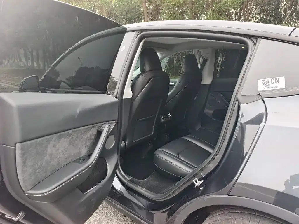 Tesla Model Y — фото 8