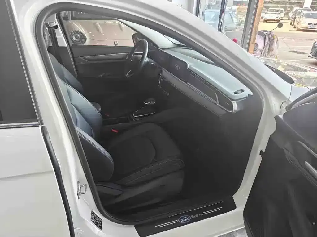 Ford Escort 2022 из CN, фото 2