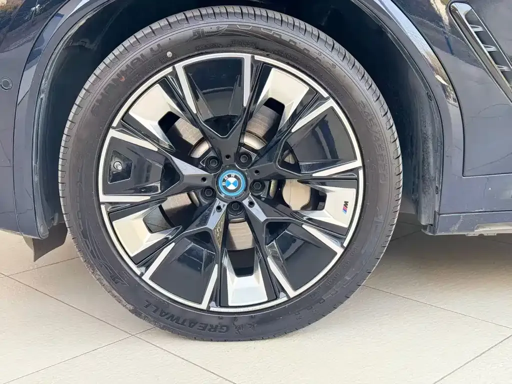 BMW iX3 — фото 10