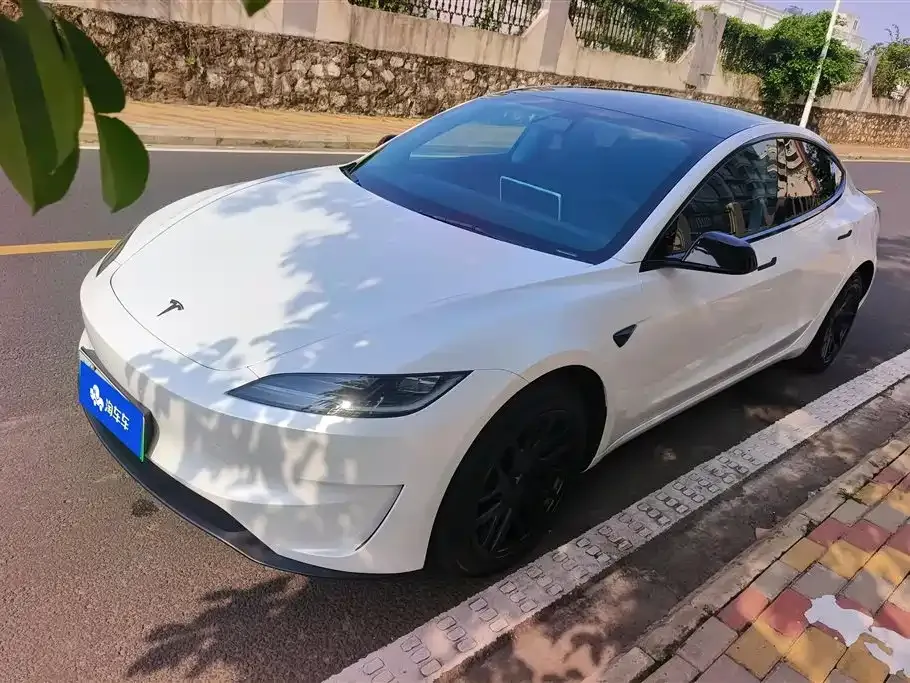 Tesla Model 3 — фото 1
