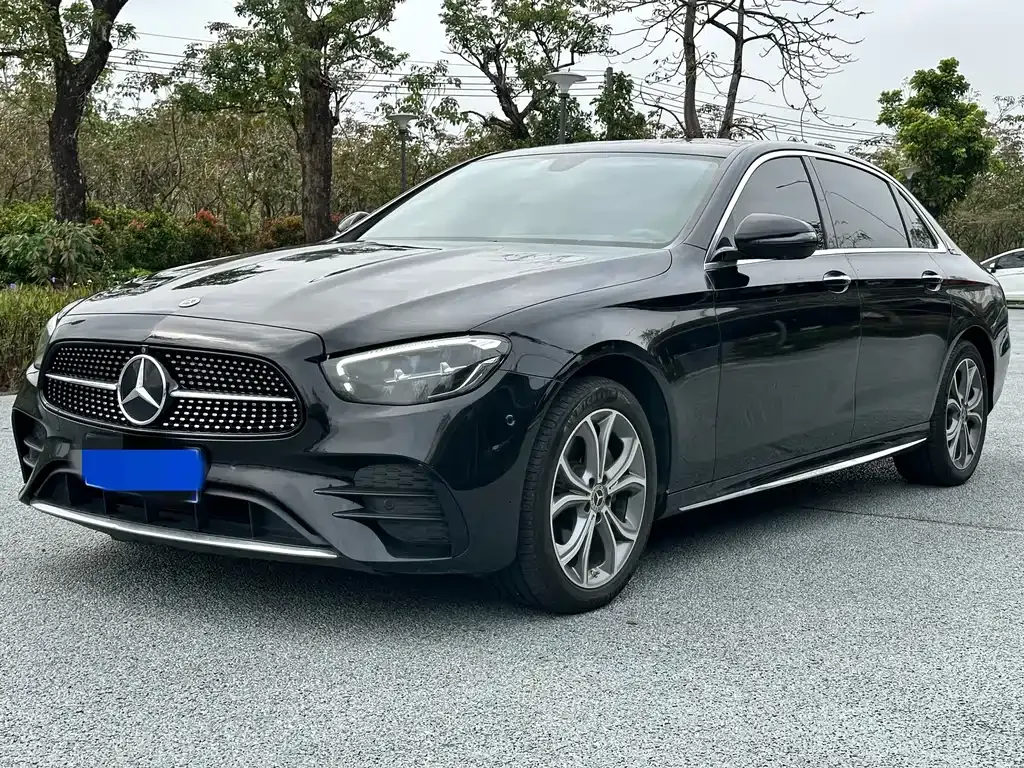 Mercedes-Benz E-Class — фото 1