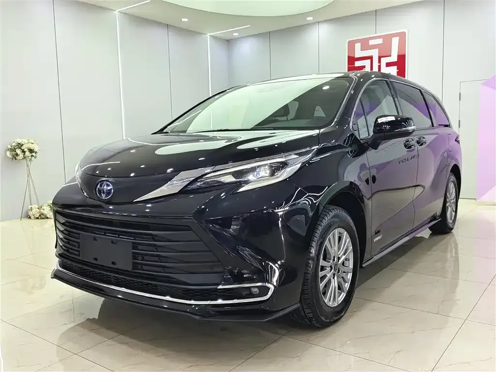 Toyota Sienna — фото 1