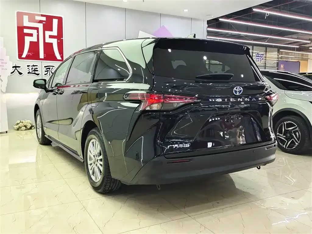 Toyota Sienna — фото 4
