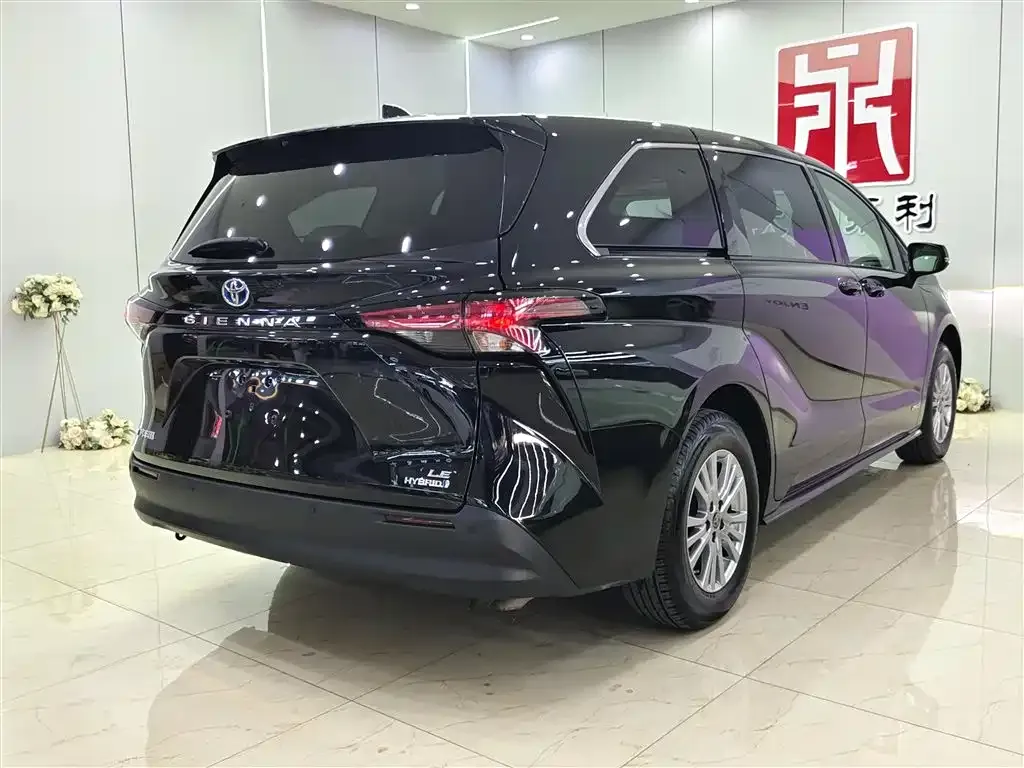 Toyota Sienna — фото 5