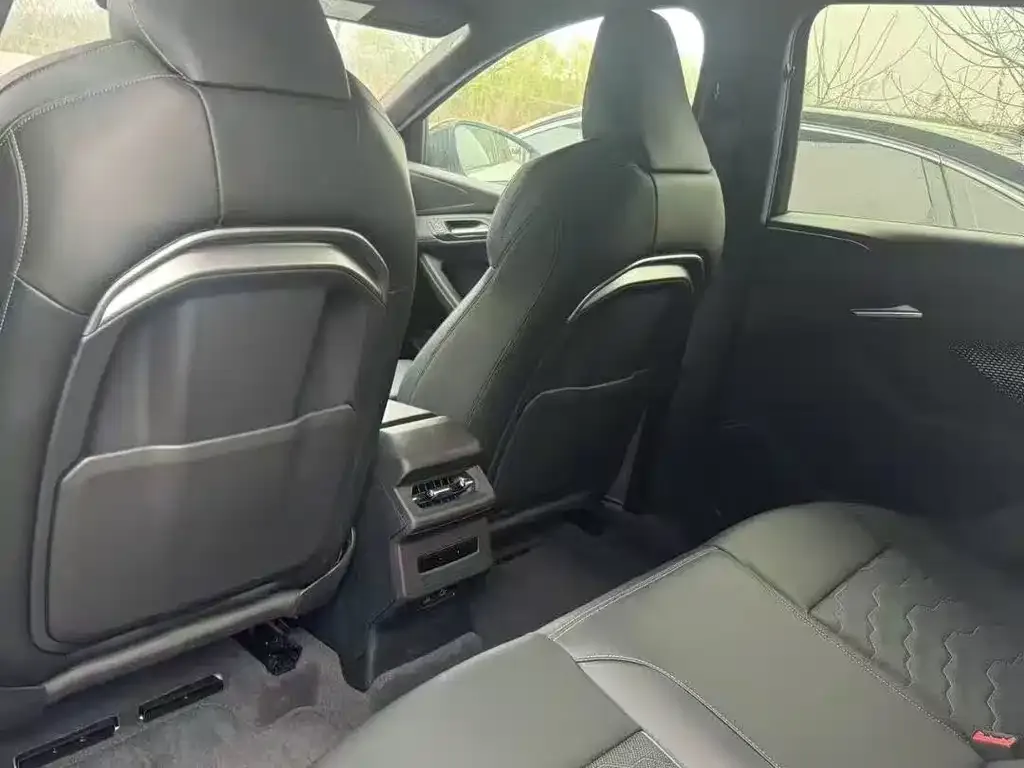 Audi Q6L e-tron — фото 2