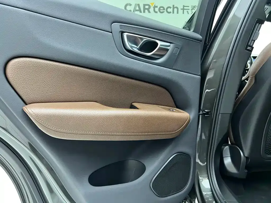 Volvo XC60 — фото 10