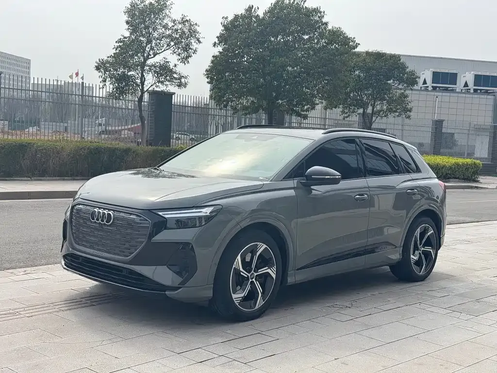 Audi Q4 e-tron — фото 1