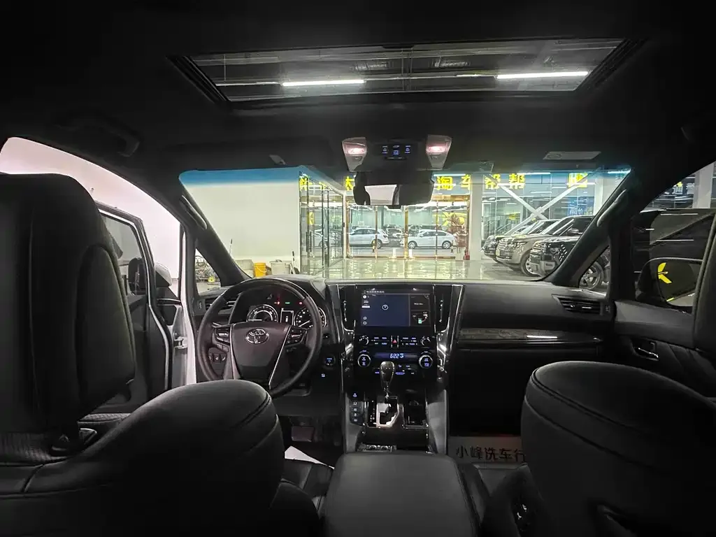 Toyota Vellfire — фото 2