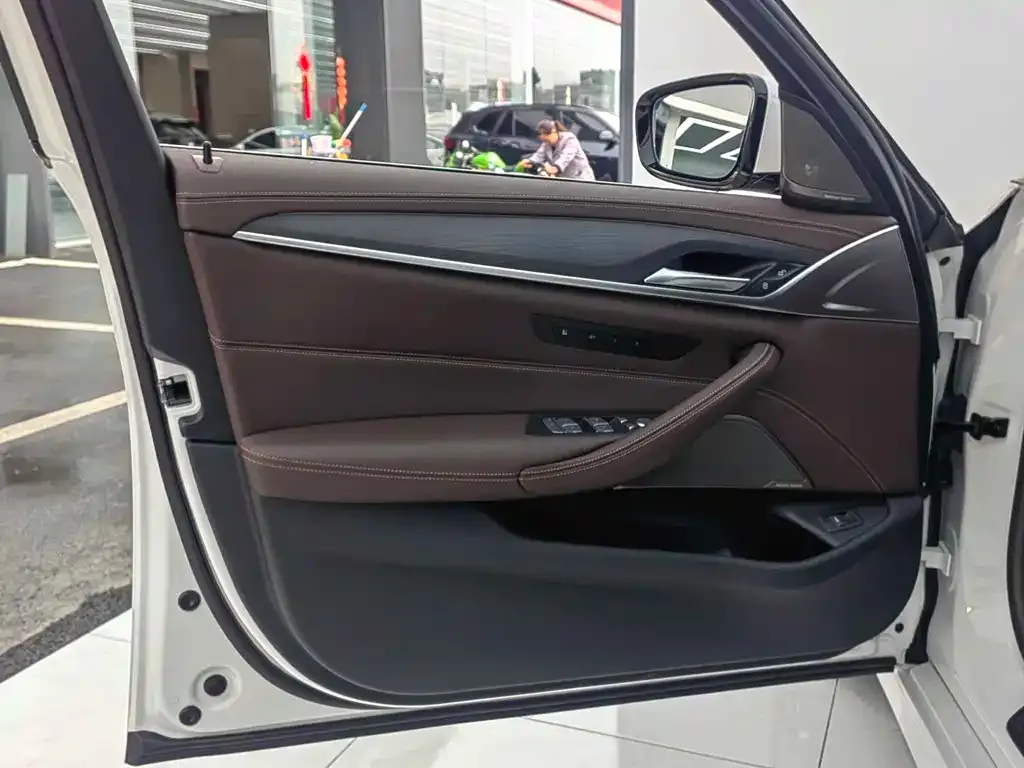 BMW 5 Series — фото 10