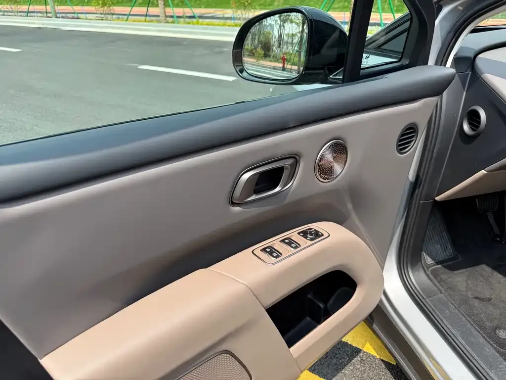 Li Auto i8 — фото 7