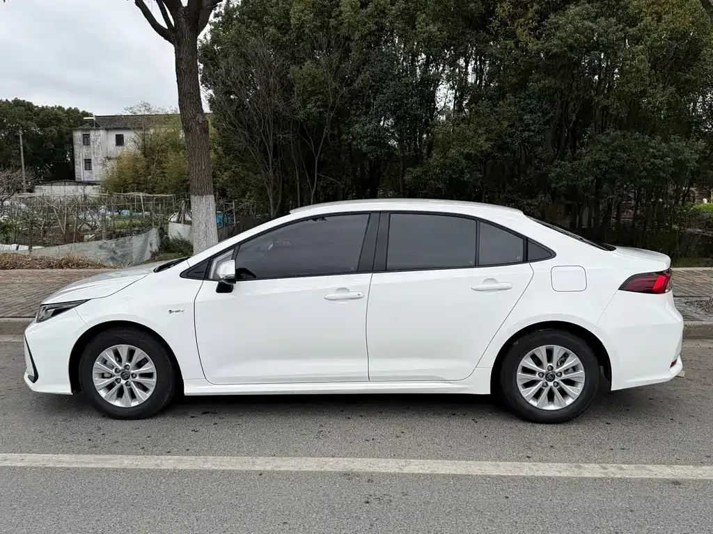 Toyota Corolla — фото 10