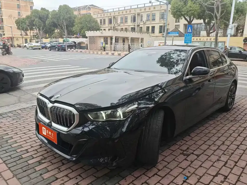 BMW 5 Series — фото 1