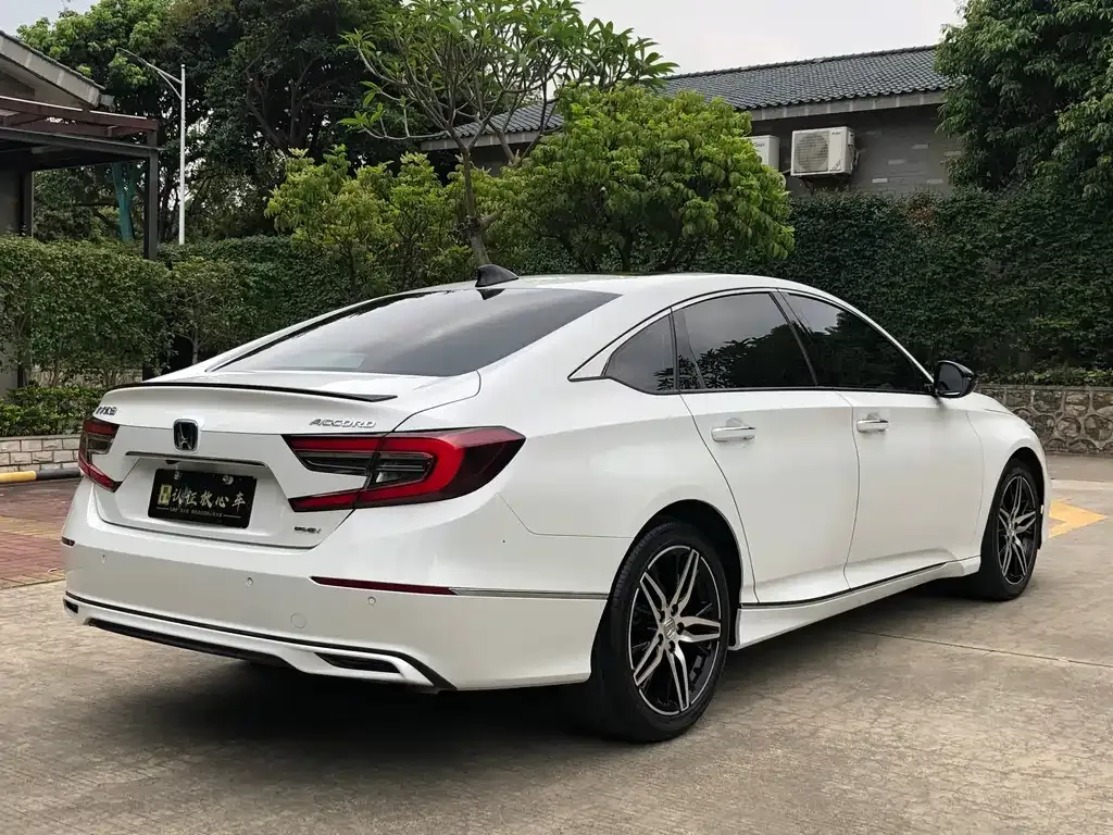 Honda Accord — фото 9