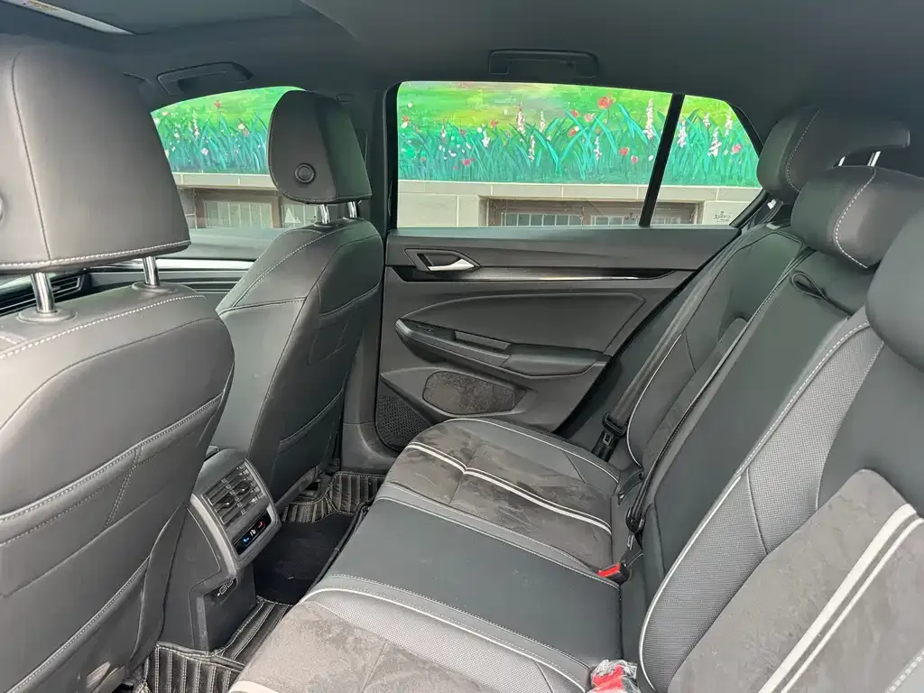 Volkswagen Golf 2023 из CN, фото 2