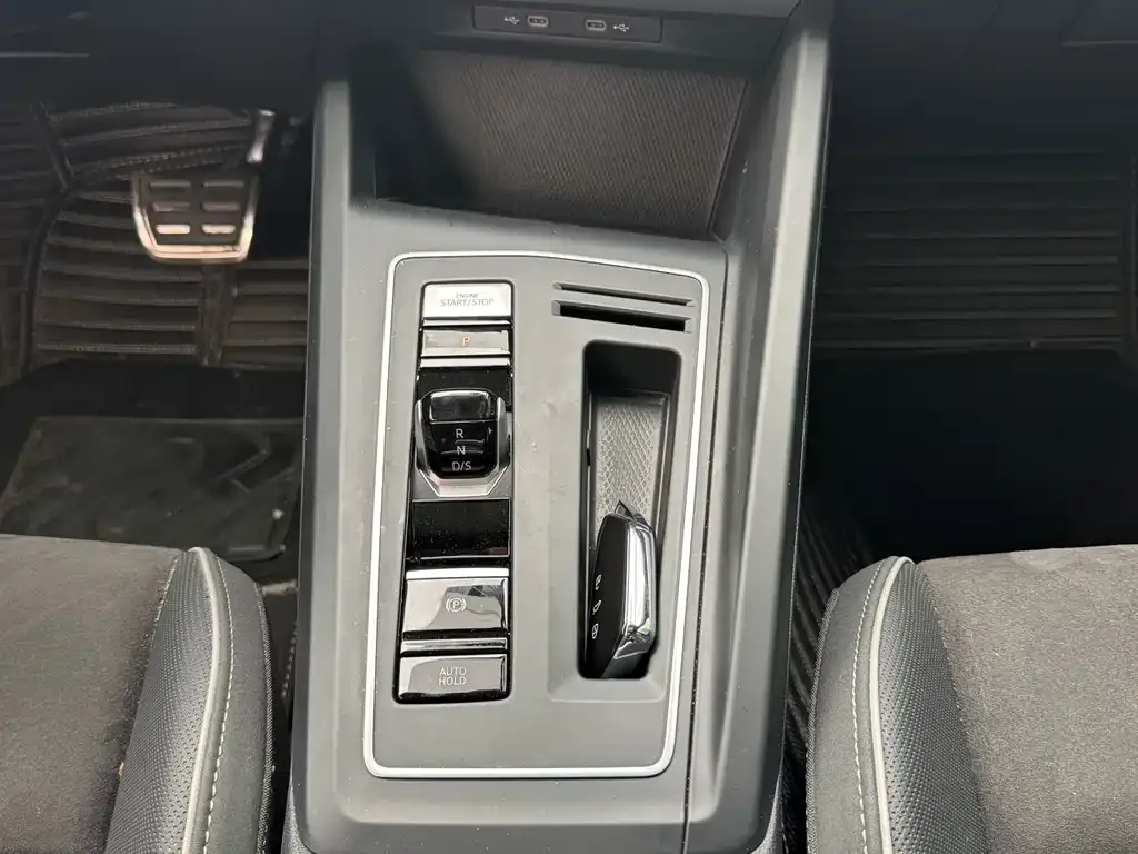 Volkswagen Golf 2023 из CN, фото 4