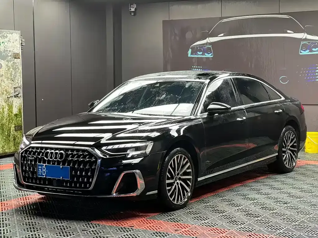 Audi A8 — фото 1