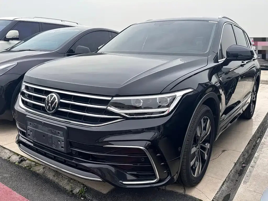 Volkswagen Tiguan L — фото 1