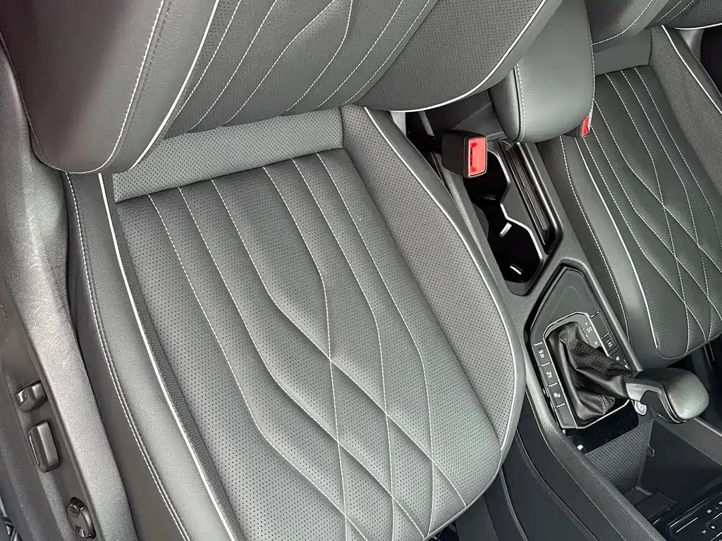 Volkswagen Tiguan L — фото 10