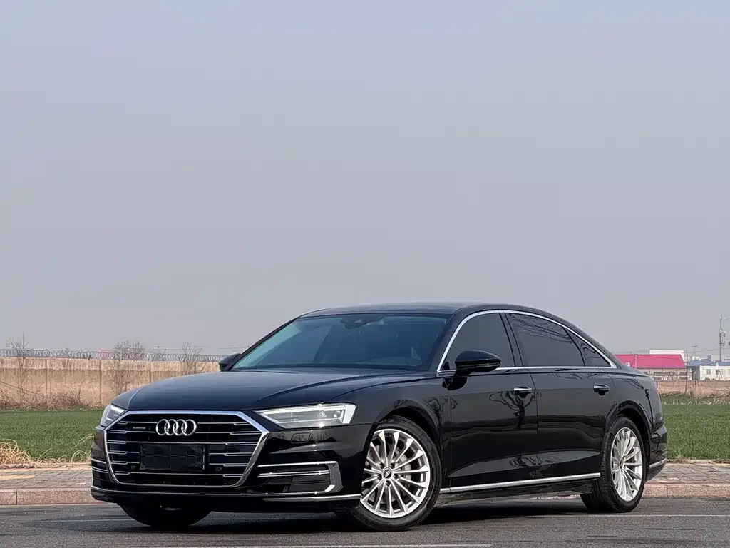 Audi A8 — фото 1