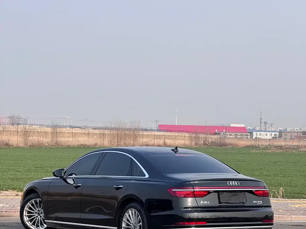 Audi A8 — фото 2
