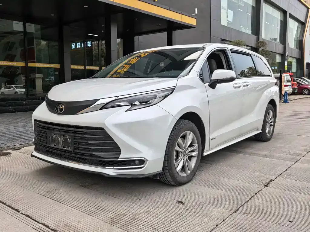 Toyota Sienna — фото 1