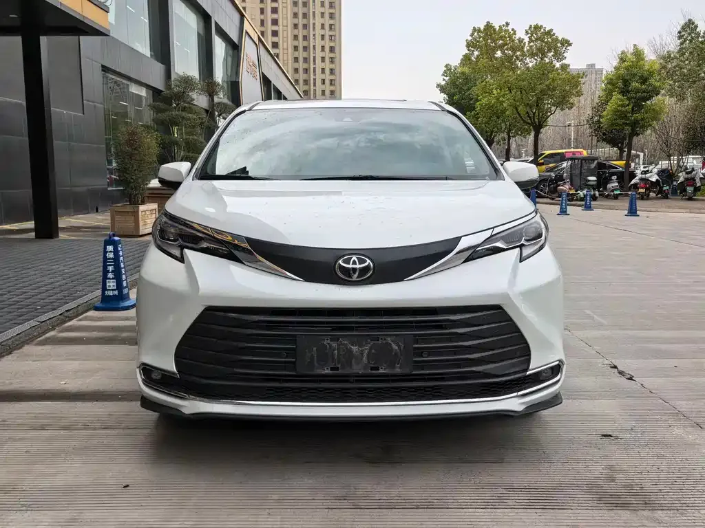 Toyota Sienna — фото 4
