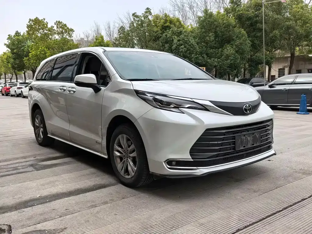 Toyota Sienna — фото 8