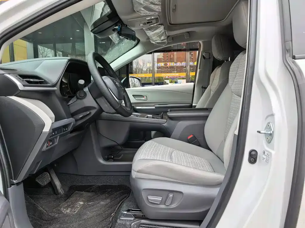 Toyota Sienna — фото 7