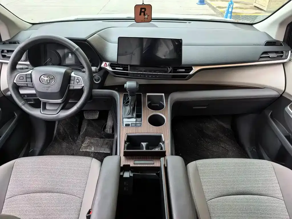 Toyota Sienna — фото 2
