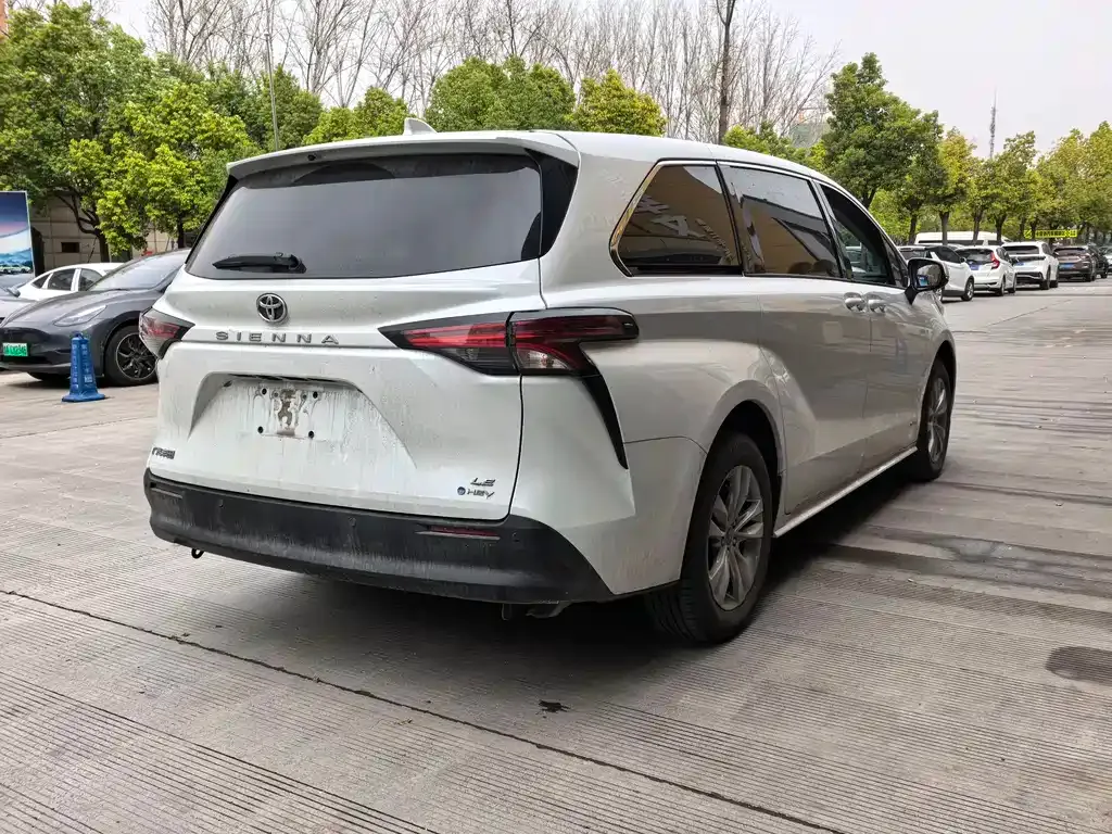 Toyota Sienna — фото 9